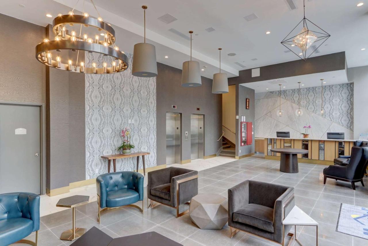 Microtel Inn By Wyndham Long Island City New York Bagian luar foto