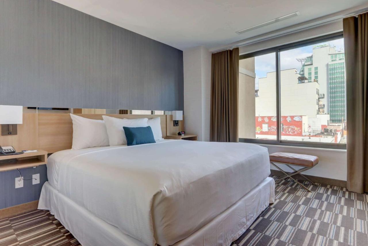 Microtel Inn By Wyndham Long Island City New York Bagian luar foto