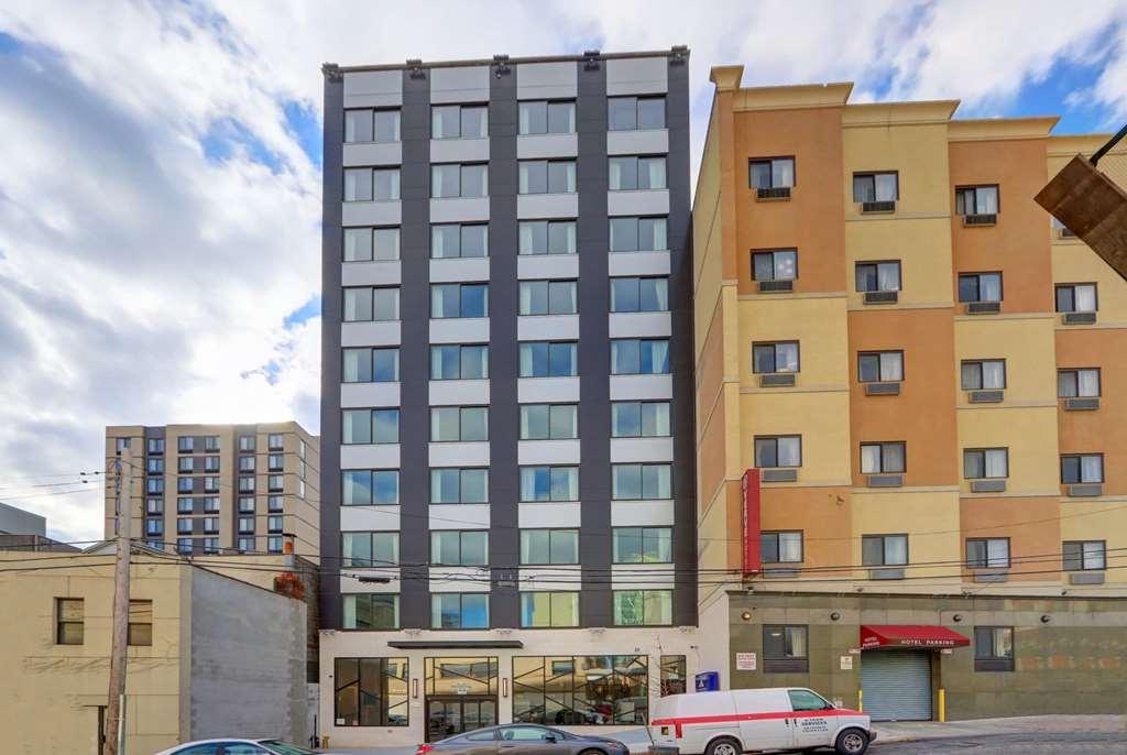 Microtel Inn By Wyndham Long Island City New York Bagian luar foto