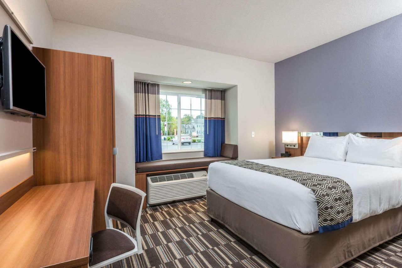 Microtel Inn By Wyndham Long Island City New York Bagian luar foto