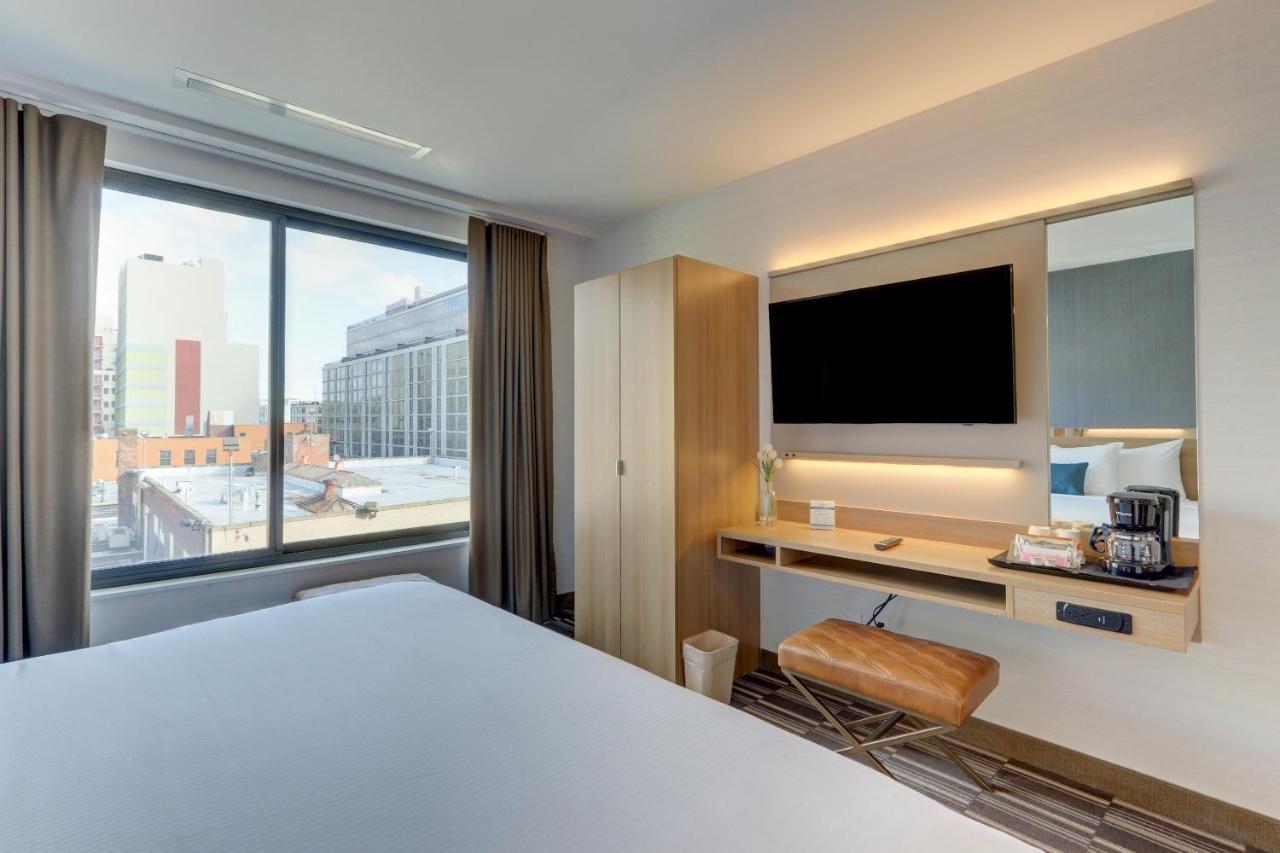 Microtel Inn By Wyndham Long Island City New York Bagian luar foto