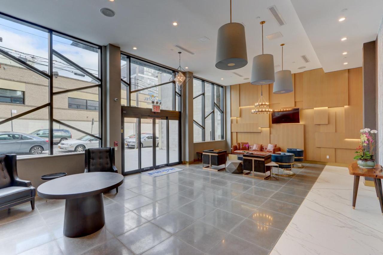 Microtel Inn By Wyndham Long Island City New York Bagian luar foto