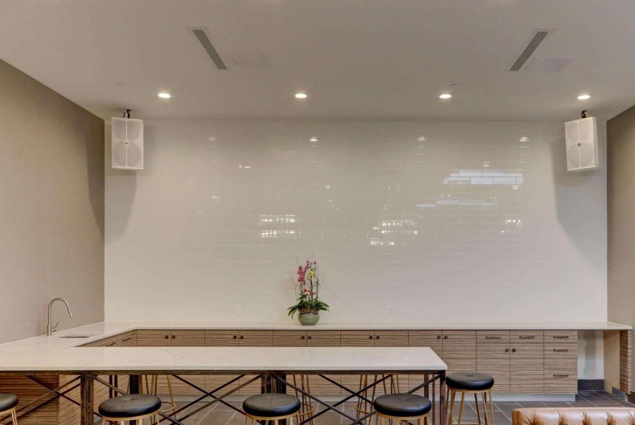 Microtel Inn By Wyndham Long Island City New York Bagian luar foto