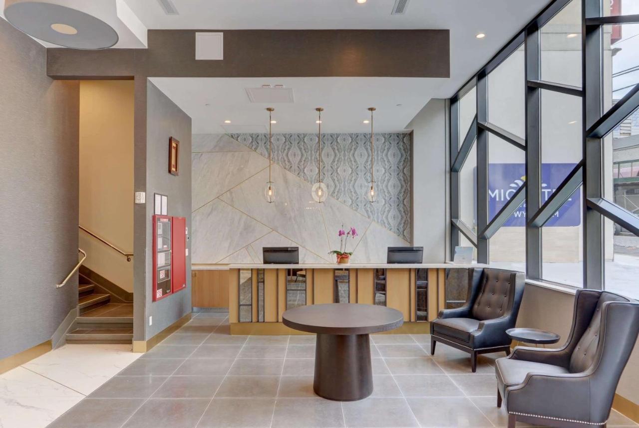 Microtel Inn By Wyndham Long Island City New York Bagian luar foto