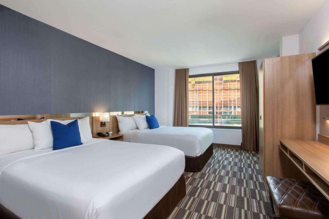 Microtel Inn By Wyndham Long Island City New York Bagian luar foto