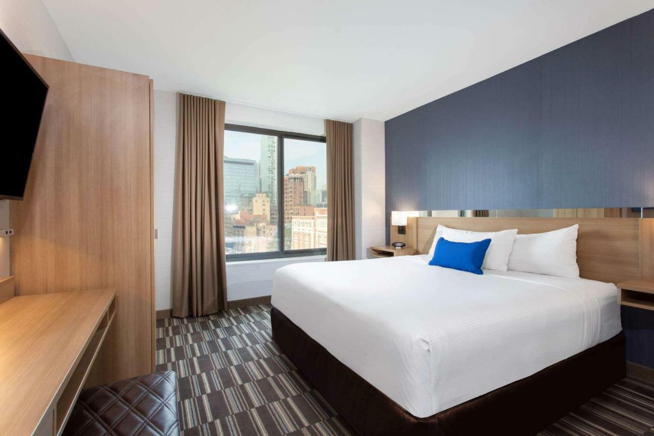 Microtel Inn By Wyndham Long Island City New York Bagian luar foto