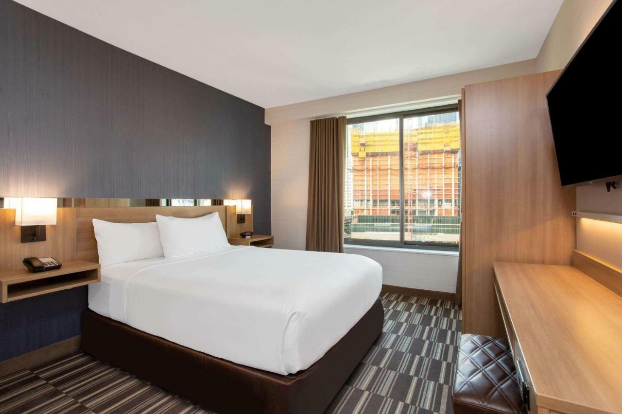 Microtel Inn By Wyndham Long Island City New York Bagian luar foto