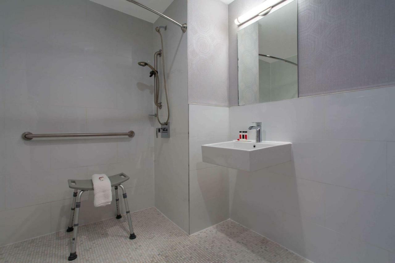 Microtel Inn By Wyndham Long Island City New York Bagian luar foto