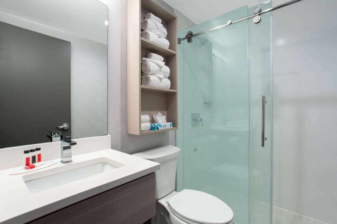 Microtel Inn By Wyndham Long Island City New York Bagian luar foto