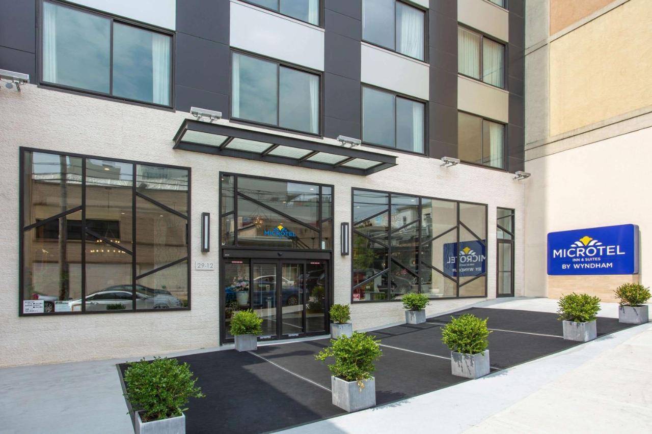 Microtel Inn By Wyndham Long Island City New York Bagian luar foto