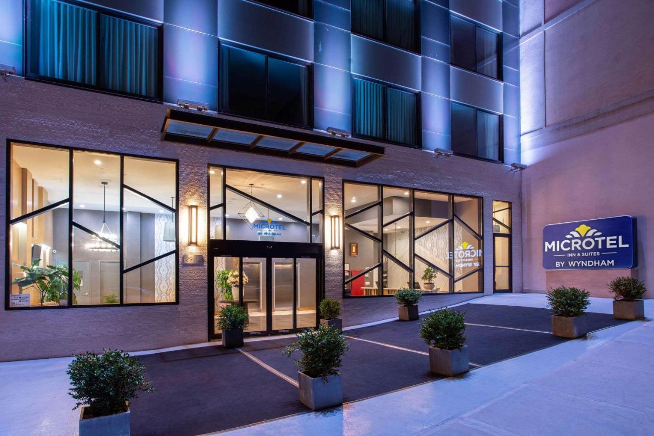Microtel Inn By Wyndham Long Island City New York Bagian luar foto