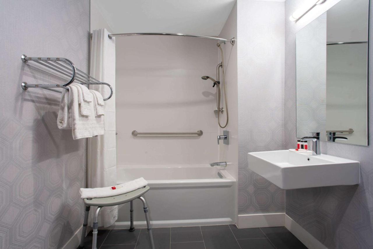 Microtel Inn By Wyndham Long Island City New York Bagian luar foto