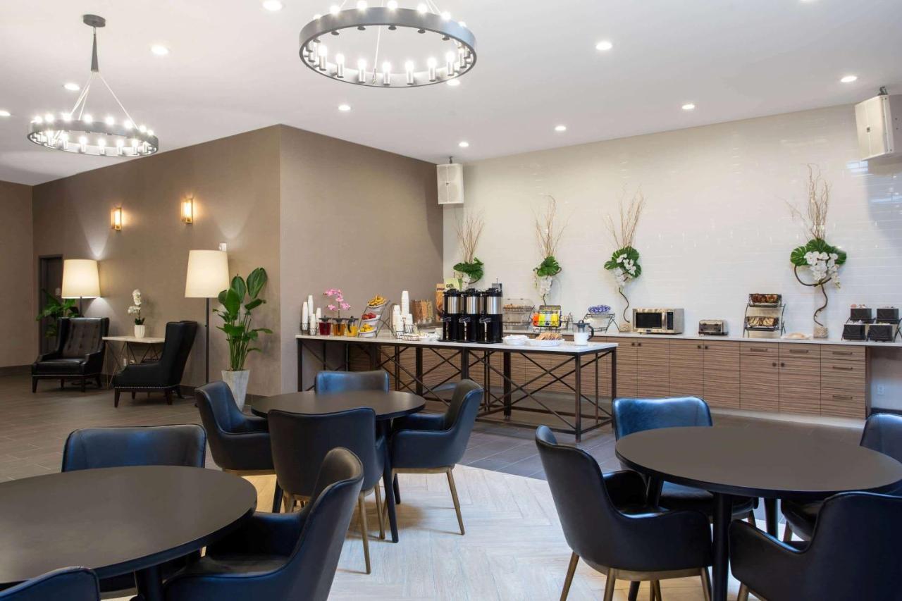 Microtel Inn By Wyndham Long Island City New York Bagian luar foto